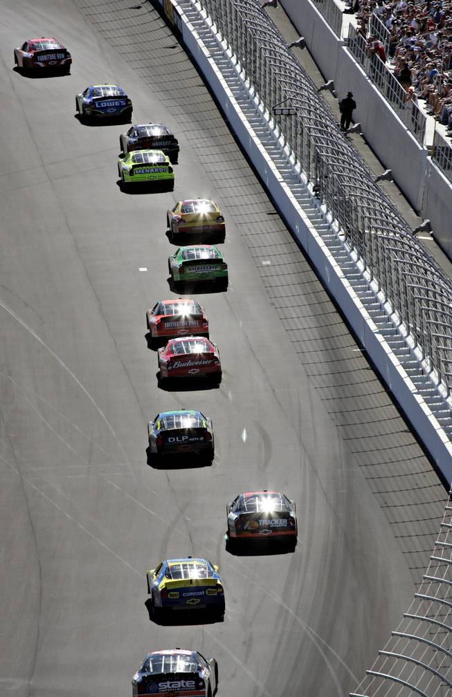 Racers begin last year’s UAW-DiamlerChrysler 400 at the Las Vegas Motor Speedway. The drivers return this week.