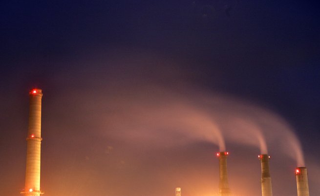 Nevada Power reached a settlement with the Environmental Protection Department on pollution from its Reid-Gardner coal-fired plant, shown in 2007, near Moapa.