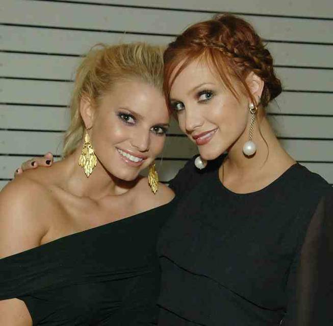 Sisters Jessica and Ashlee Simpson
