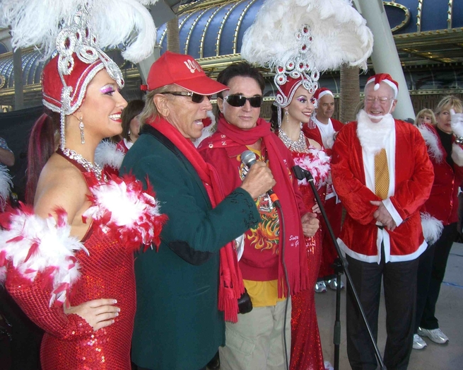 Siegfried & Roy with Mayor Oscar Goodman and his showgirls at the Great Santa Run Saturday, Dec. 6, 2008, in Las Vegas.