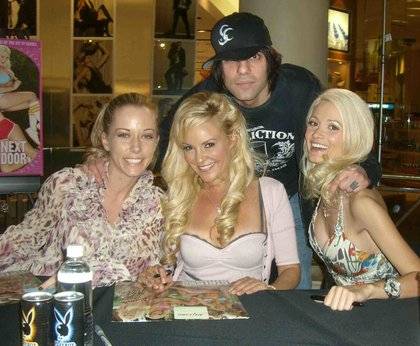 Kendra Wilkinson, Bridget Marquardt, Criss Angel and Holly Madison in Caesars Palace.