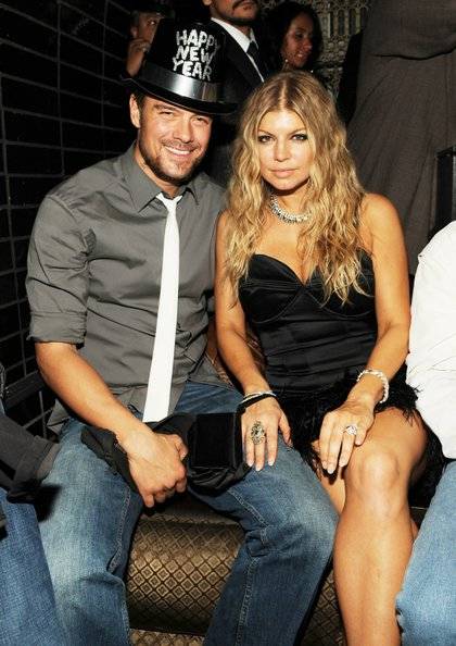 Josh Duhamel and Fergie ring in 2009.