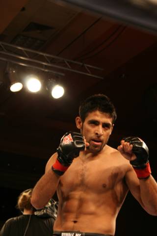 Odis Ruiz poses for photographers after his victory over Kimo Yadeo.