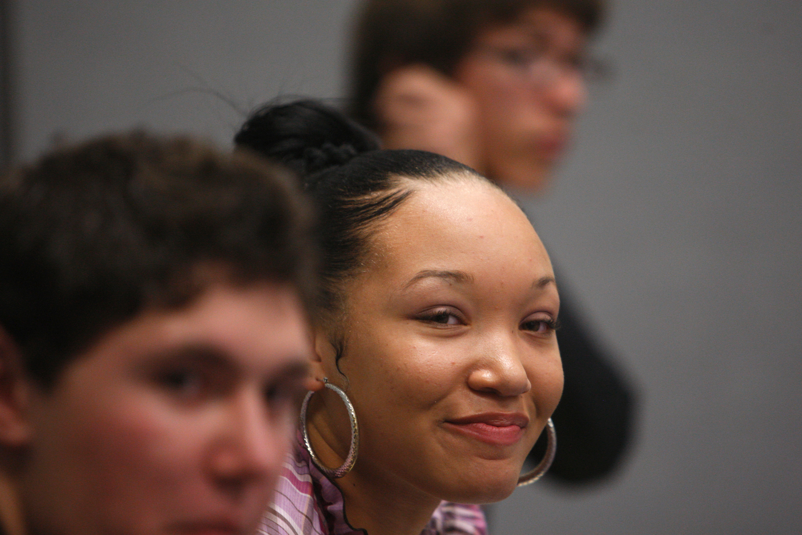 2009 Sun Youth Forum - Sekia Johnson of Cheyenne High School listens to a discussion ... - Las Vegas Sun News - 1126_met_youthforum41