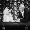 Photo: Academy Awards host Johnny Carson receives word fr Photo: Academy Awards host Johnny Carson receives word fr