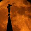 Photo: A statue of the Angel Moroni on top of a Latter-da Photo: A statue of the Angel Moroni on top of a Latter-da