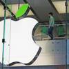 Photo: Employees wear green shirts near Apple's familiar Photo: Employees wear green shirts near Apple's familiar
