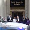 Photo: Chicago police stand outside a downtown high-rise Photo: Chicago police stand outside a downtown high-rise