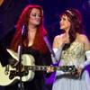 Photo: Wynonna Judd and Naomi Judd The Judds perform du Photo: Wynonna Judd and Naomi Judd The Judds perform du