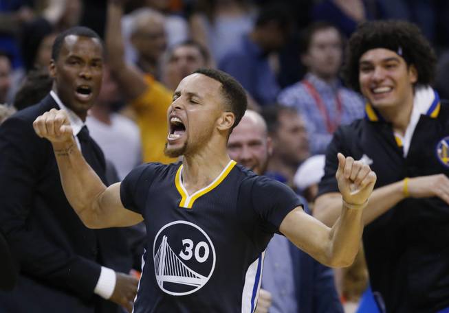 Curry hits winning 3, sets record as Warriors beat Thunder
