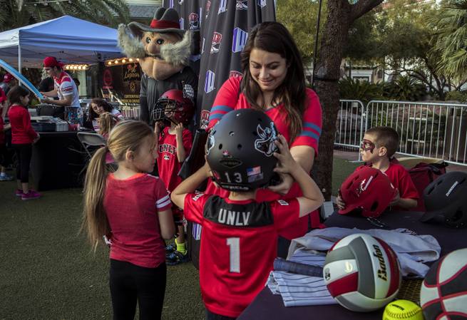 Passion rekindled: Diehards turn out for UNLV fan fest