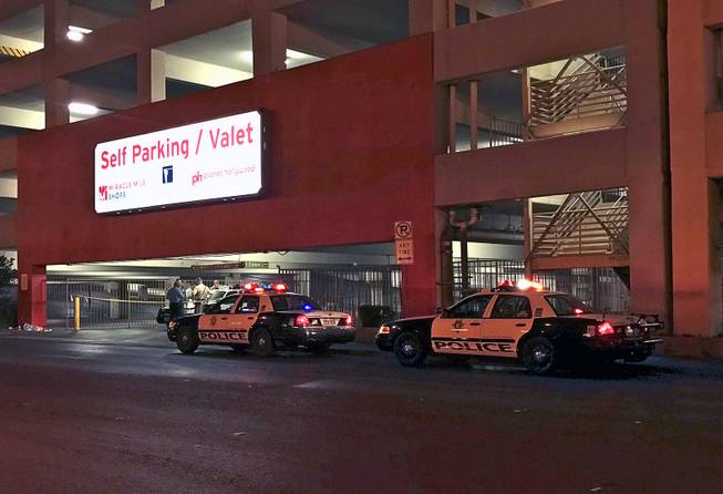 2 guards shot while pursuing Las Vegas suspect
