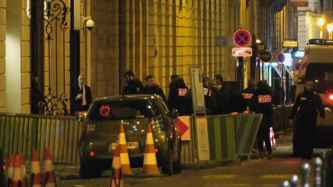 Armed robbers raid Ritz Hotel in Paris, make off with goods